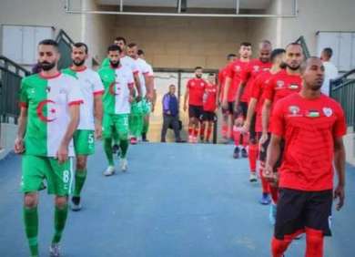 Photo of فريق نادي السواحرة من القدس المحتلة خاض مباراة بقميص يحمل العلم الجزائري